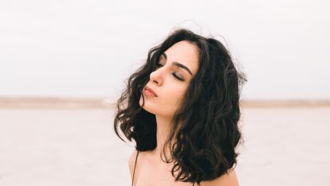 Mujer con ondas surferas