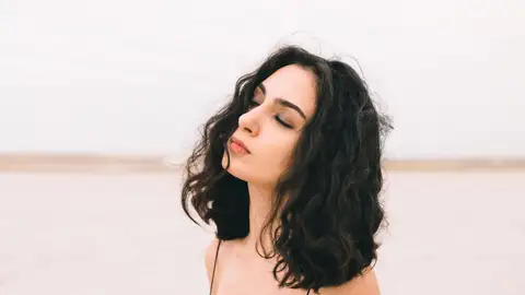 Mujer con ondas surferas Mujer con ondas surferas