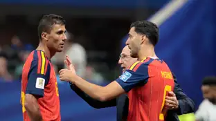 Rodri y Mikel Merino charlando durante el encuentro ante Arabia Saudí Rodri y Mikel Merino charlando durante el encuentro ante Arabia Saudí