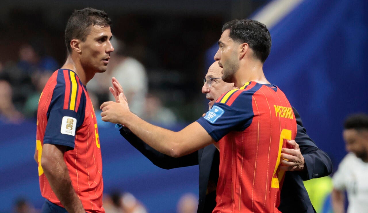 Rodri y Mikel Merino charlando durante el encuentro ante Arabia Saud&iacute;