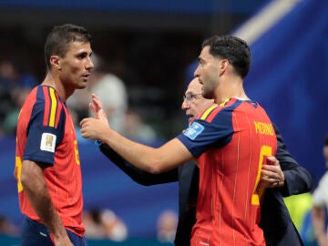 Rodri y Mikel Merino charlando durante el encuentro ante Arabia Saud&iacute;