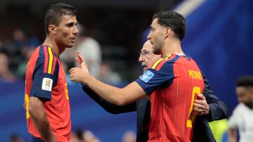 Rodri y Mikel Merino charlando durante el encuentro ante Arabia Saud&iacute;