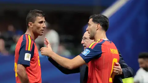 Rodri y Mikel Merino charlando durante el encuentro ante Arabia Saudí Rodri y Mikel Merino charlando durante el encuentro ante Arabia Saudí