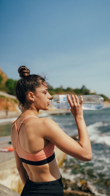 Mujer bebiendo agua