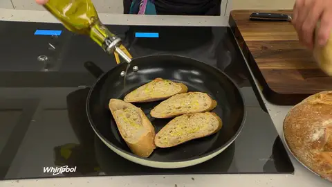 Introduce las rebanadas de pan y deja que se tuesten Introduce las rebanadas de pan y deja que se tuesten