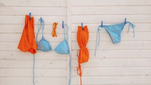 Dos bikinis tendidos