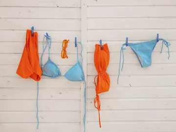 Dos bikinis tendidos Dos bikinis tendidos