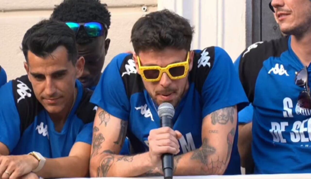 Fuoli la l&iacute;a en la celebraci&oacute;n del ascenso del Sabadell