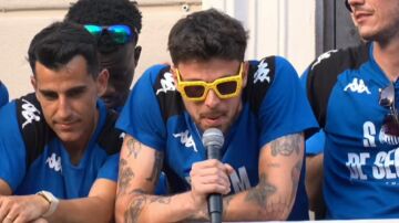 Fuoli la l&iacute;a en la celebraci&oacute;n del ascenso del Sabadell