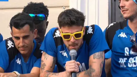 Fuoli la lía en la celebración del ascenso del Sabadell Fuoli la lía en la celebración del ascenso del Sabadell