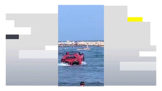 Vídeo: Un descapotable sobre el mar desconcierta a los bañistas en Málaga Vídeo: Un descapotable sobre el mar desconcierta a los bañistas en Málaga