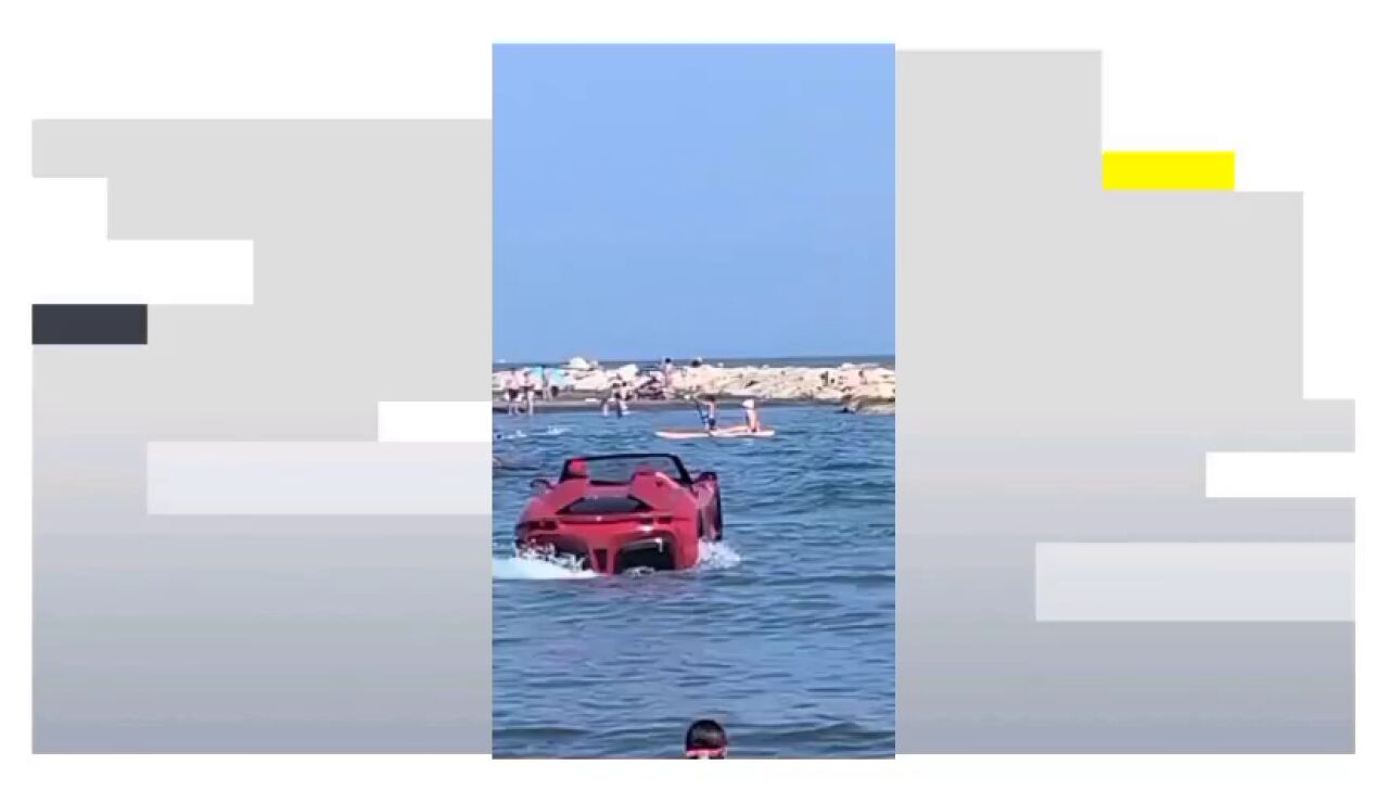 V&iacute;deo: Un descapotable sobre el mar desconcierta a los ba&ntilde;istas en M&aacute;laga