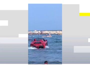V&iacute;deo: Un descapotable sobre el mar desconcierta a los ba&ntilde;istas en M&aacute;laga