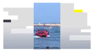 Vídeo: Un descapotable sobre el mar desconcierta a los bañistas en Málaga Vídeo: Un descapotable sobre el mar desconcierta a los bañistas en Málaga