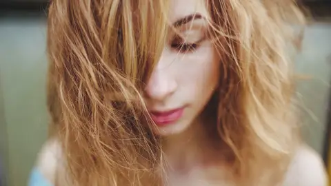 Mujer con ondas surferas Mujer con ondas surferas