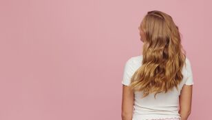 Mujer con ondas en su cabello