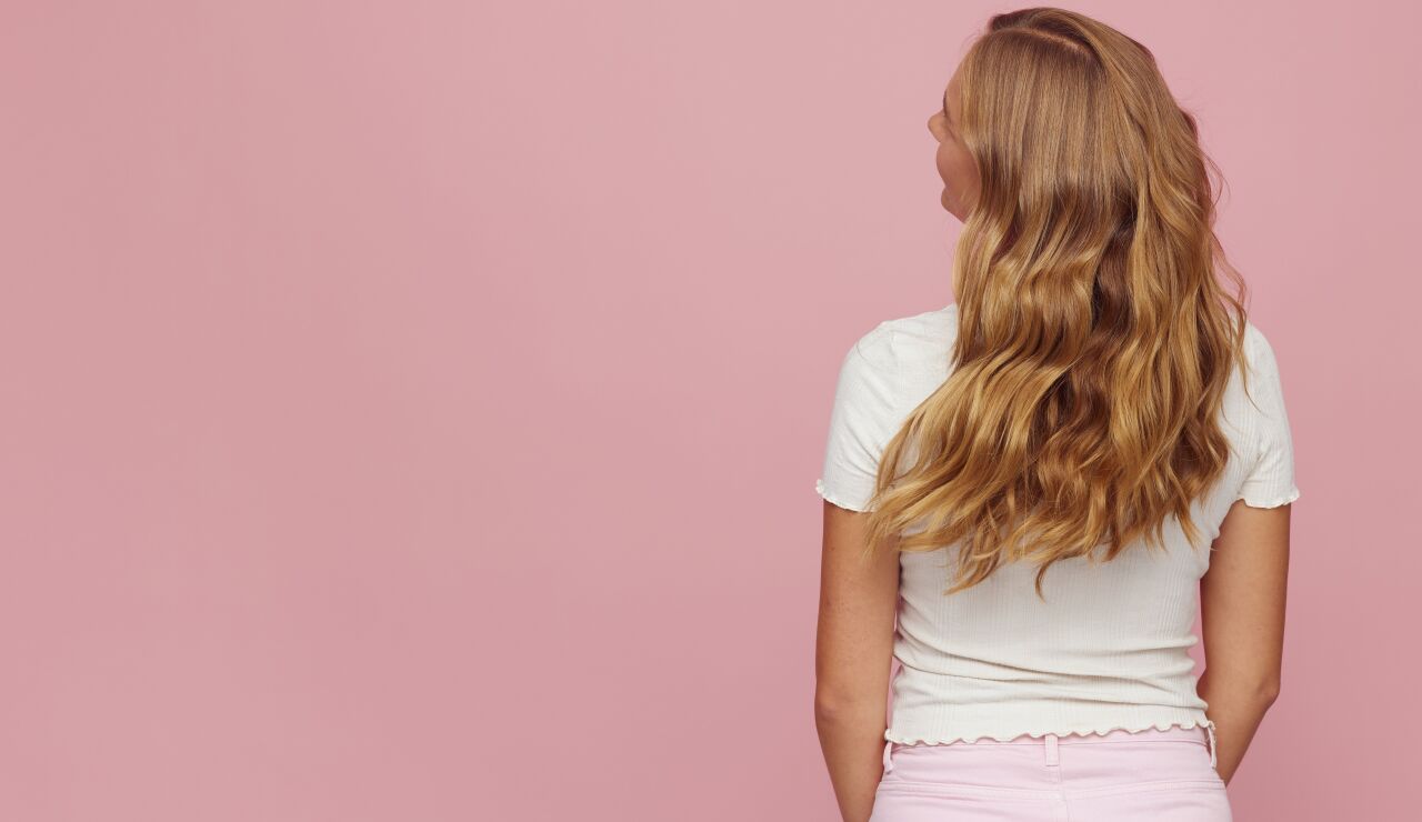 Mujer con ondas en su cabello