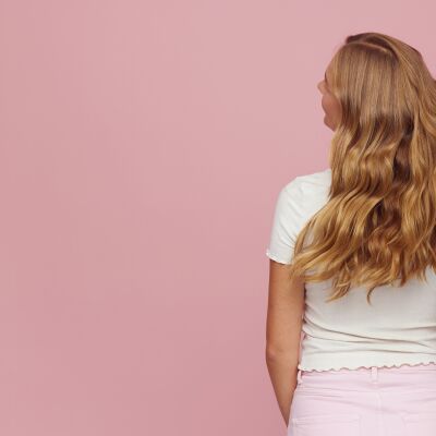 Mujer con ondas en su cabello