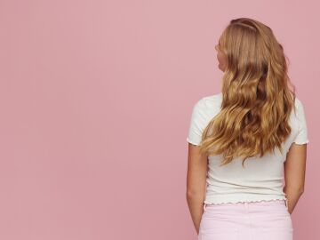 Mujer con ondas en su cabello