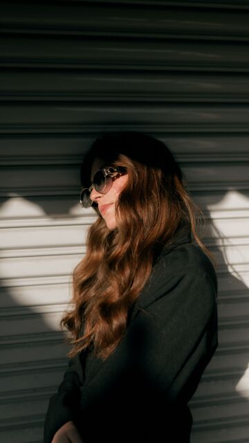 Mujer con ondas al agua