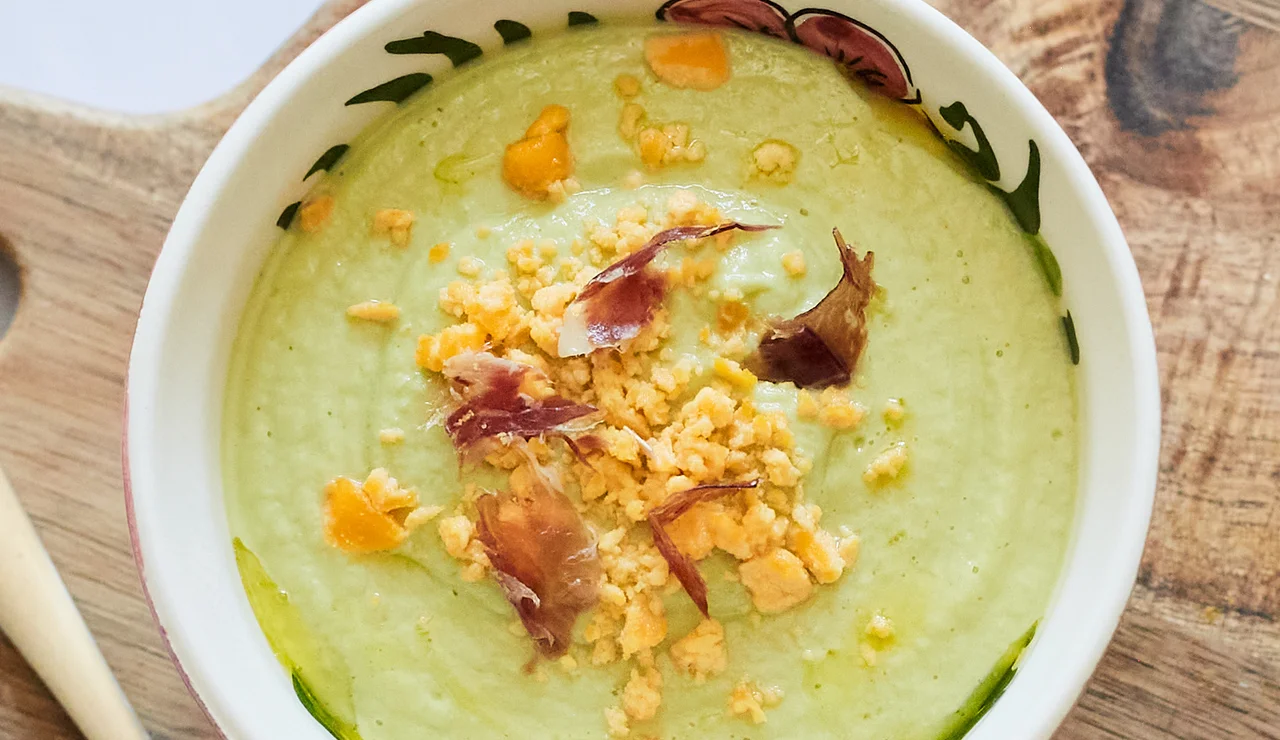 El salmorejo de siempre, ahora con aguacate: la receta veraniega que gana en cremosidad y nutrición
