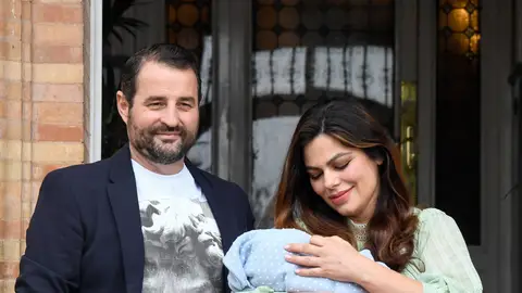 Marisa Jara y Miguel Almansa con su hijo Marisa Jara y Miguel Almansa con su hijo