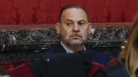 El Supremo afirma que Ábalos aceptó dos millones de euros por "encauzar" la compra de mascarillas a la empresa de Aldama El Supremo afirma que Ábalos aceptó dos millones de euros por "encauzar" la compra de mascarillas a la empresa de Aldama