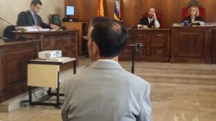 El acusado, de espaldas en la Audiencia Provincial.