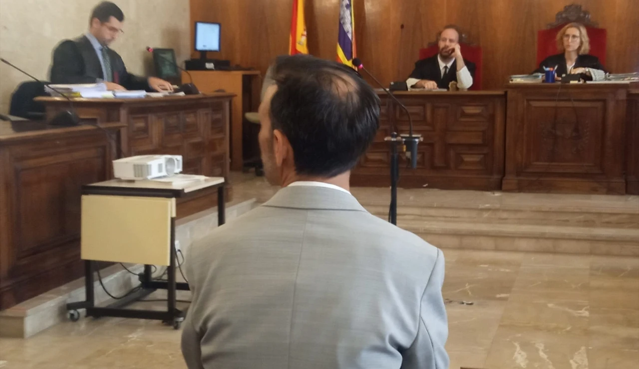 El acusado, de espaldas en la Audiencia Provincial.