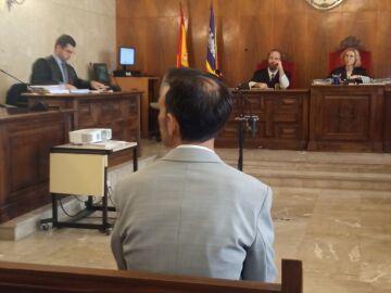 El acusado, de espaldas en la Audiencia Provincial.