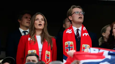 Princesa Ingrid Alexandra y príncipe Sverre Magnus de Noruega en el Mundial de fútbol Princesa Ingrid Alexandra y príncipe Sverre Magnus de Noruega en el Mundial de fútbol