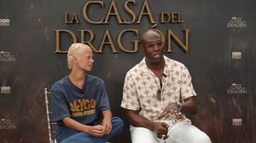 Steve Toussaint y Phoebe Campbell de La casa del drag&oacute;n