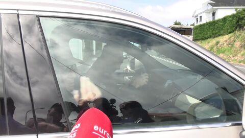 El rey Juan Carlos en el coche con la prensa