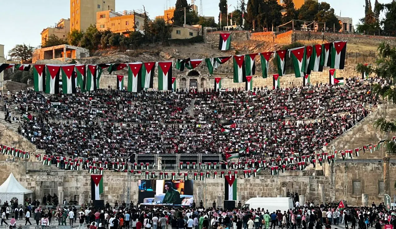 Muchedumbre en el Teatro Romano de Amán