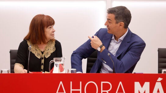 Imagen del presidente del Gobierno y secretario general del PSOE, Pedro S&aacute;nchez, conversa con la presidenta del partido, Cristina Narbona