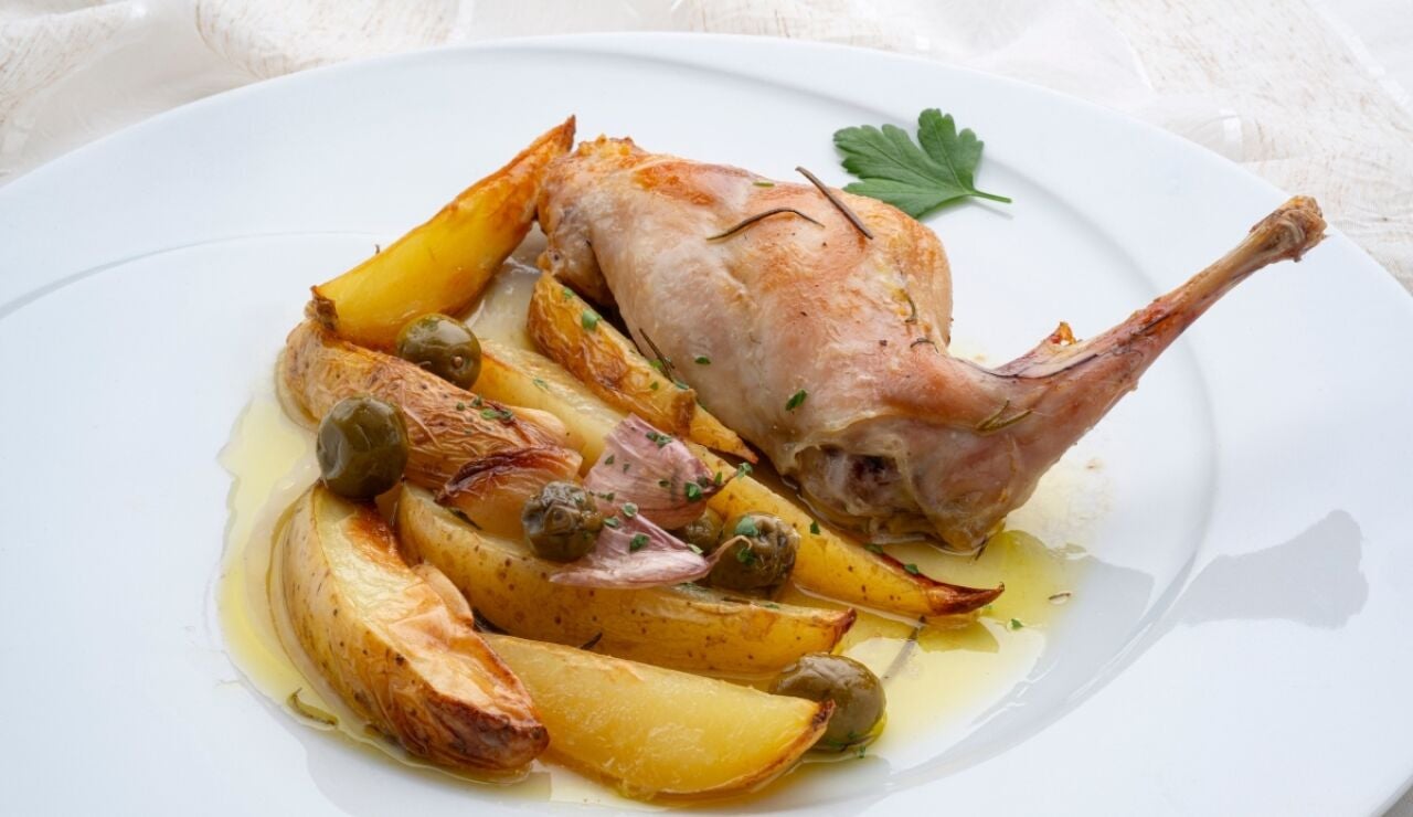 Muslo de carne de conejo asado con patatas
