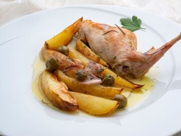 Muslo de carne de conejo asado con patatas