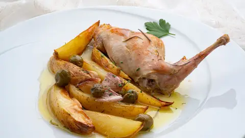 Muslo de carne de conejo asado con patatas Muslo de carne de conejo asado con patatas