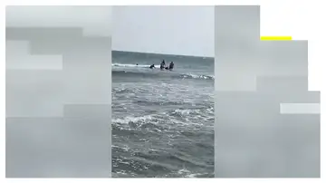 Rescatan en el mar al presunto agresor sexual que intentaba huir en Almería Rescatan en el mar al presunto agresor sexual que intentaba huir en Almería