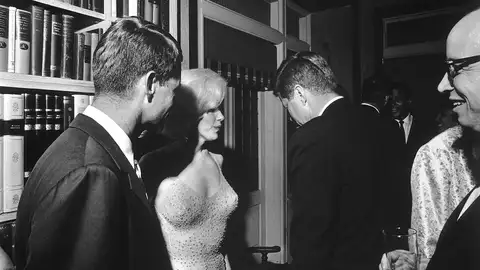 Marilyn Monroe con John F. Kennedy y su hermano Robert Kennedy en el cumpleaños del presidente en 1962 Marilyn Monroe con John F. Kennedy y su hermano Robert Kennedy en el cumpleaños del presidente en 1962
