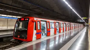 Hallan un cadáver en las vías de la L2 del Metro de Barcelona Hallan un cadáver en las vías de la L2 del Metro de Barcelona