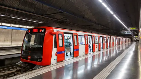 Hallan un cadáver en las vías de la L2 del Metro de Barcelona Hallan un cadáver en las vías de la L2 del Metro de Barcelona