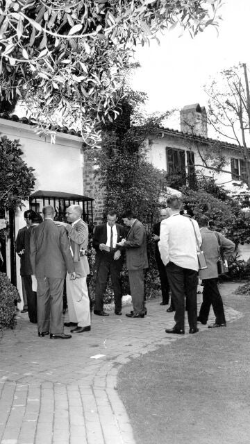 Periodistas en la casa de Marilyn Monroe el día después de su muerte