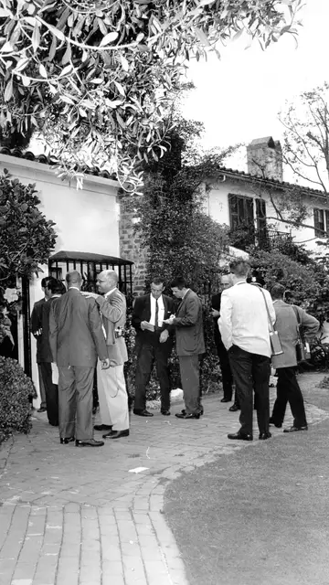 Periodistas en la casa de Marilyn Monroe el día después de su muerte Periodistas en la casa de Marilyn Monroe el día después de su muerte