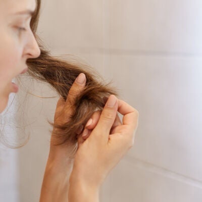 Mujer con el pelo seco