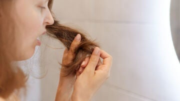 Mujer con el pelo seco