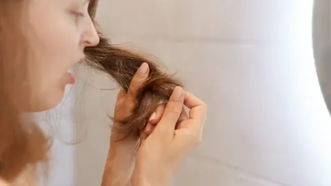 Mujer con el pelo seco Mujer con el pelo seco