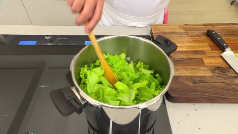 Lava y trocea las hojas de lechuga e incorpóralas