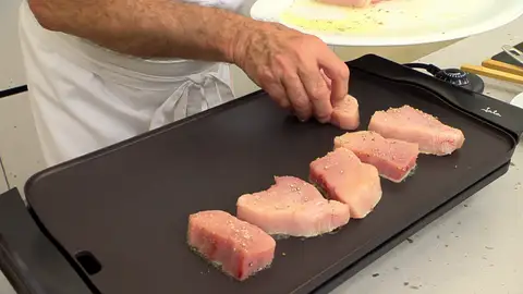 Corta el bonito en 8 trozos, salpimienta, príngalos con aceite de oliva y cocínalos Corta el bonito en 8 trozos, salpimienta, príngalos con aceite de oliva y cocínalos