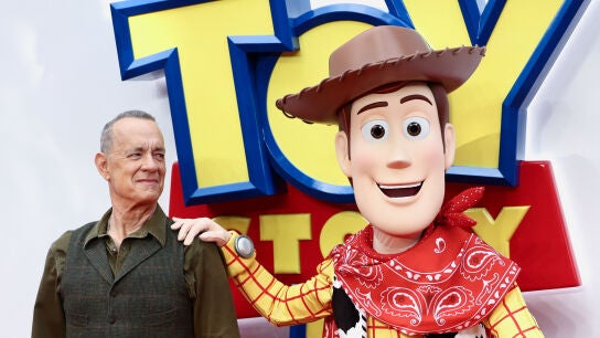 Tom Hanks es la premiere de Toy Story 5 en Londres junto a Woody